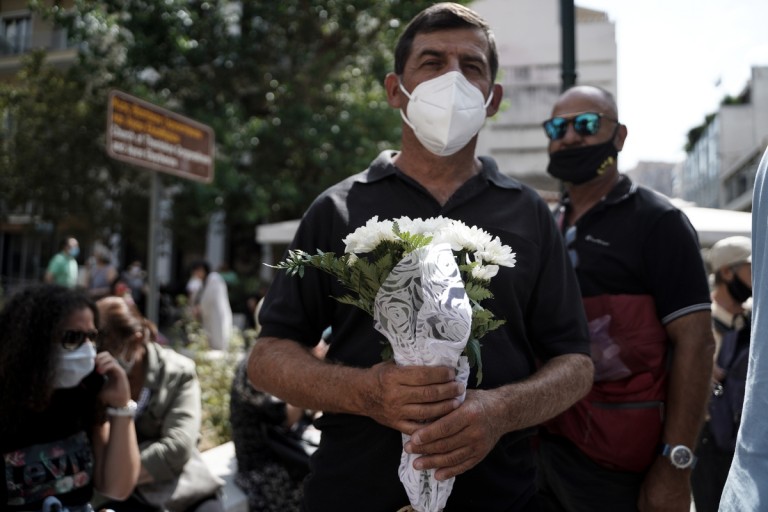 Μίκης Θεοδωράκης – Το λαϊκό προσκύνημα θα παραταθεί για μια ώρα σήμερα – Θα τελειώσει στις 20:00 το βράδυ