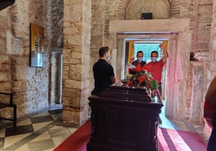 Μίκης Θεοδωράκης – Χιλιάδες πολίτες κάθε ηλικίας τον αποχαιρέτησαν στην πρώτη μέρα του λαϊκού προσκυνήματος