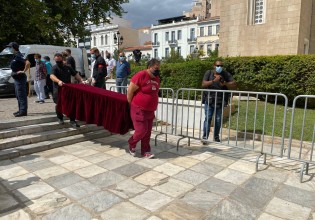 Μίκης Θεοδωράκης – Στήνουν και ξεστήνουν τα γραφεία κηδειών στη Μητρόπολη