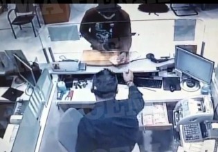 Ένοπλη ληστεία στο κέντρο της Αθήνας – Ποιος είναι ο ληστής με το τατουάζ που αναζητούν οι Αρχές