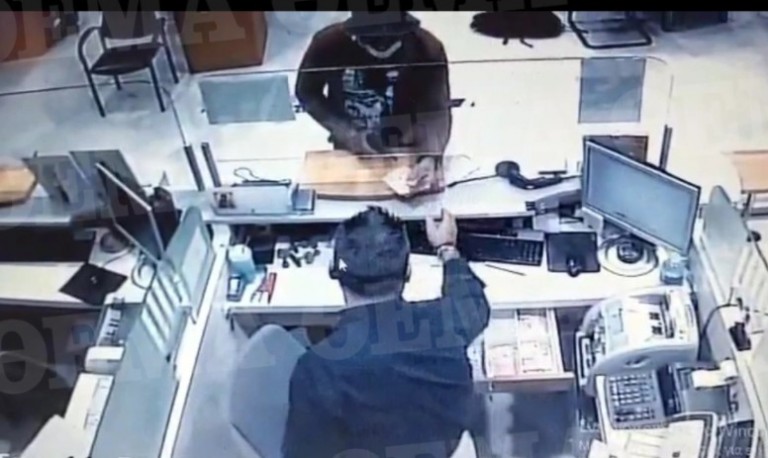 Ένοπλη ληστεία στο κέντρο της Αθήνας – Ποιος είναι ο ληστής με το τατουάζ που αναζητούν οι Αρχές