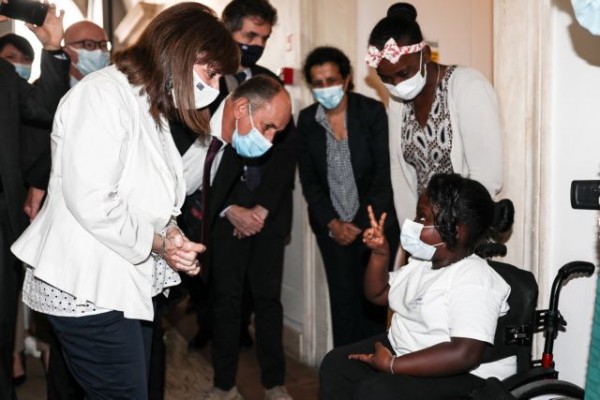 Στη Ρώμη η Σακελλαροπούλου – Επισκέφτηκε το κέντρο φιλοξενίας προσφύγων