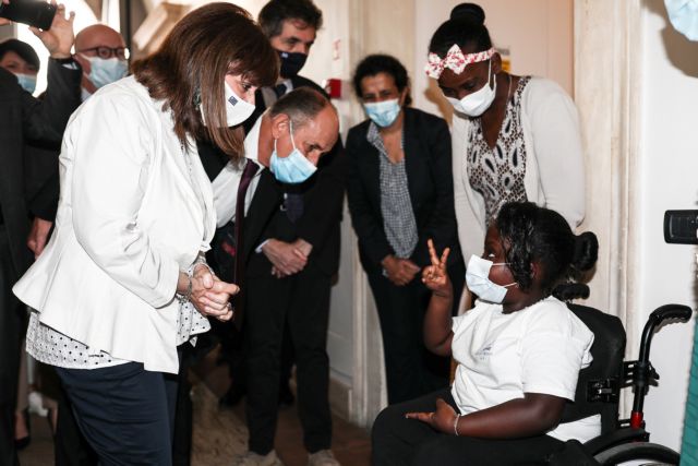 Στη Ρώμη η Σακελλαροπούλου – Επισκέφτηκε το κέντρο φιλοξενίας προσφύγων