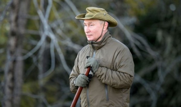 Δείτε φωτογραφίες με τον Πούτιν να ψαρεύει στη Σιβηρία