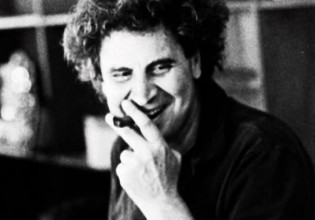 Μίκης Θεοδωράκης – Η μυθιστορηματική ζωή του κορυφαίου έλληνα δημιουργού