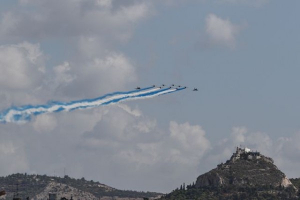 Μαχητικά Rafale σχημάτισαν την ελληνική σημαία πάνω από την Ακρόπολη