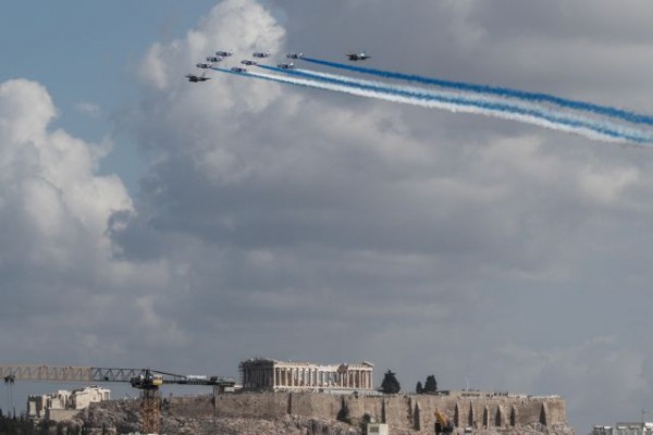 Athens Flying Week – Μαχητικά Rafale σχημάτισαν την ελληνική σημαία πάνω από την Ακρόπολη