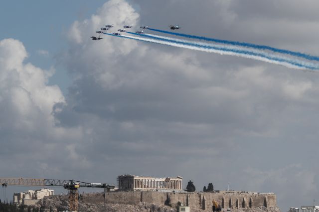 Athens Flying Week – Μαχητικά Rafale σχημάτισαν την ελληνική σημαία πάνω από την Ακρόπολη