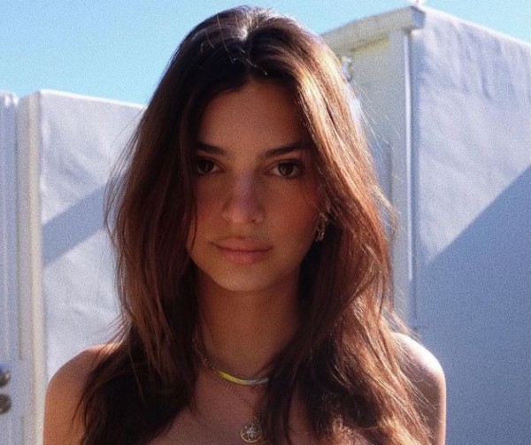 Έμιλι Ρατακόφκι – «Καυτή» επιστροφή στην πασαρέλα για τη νέα μανούλα