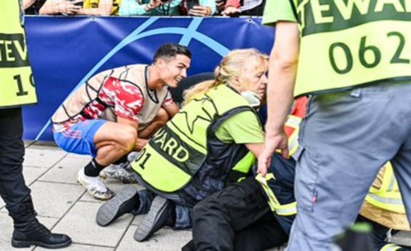 Ρονάλντο – Χτύπησε κατα λάθος υπάλληλο ασφαλείας του γηπέδου στην προθέρμανση! (pics)