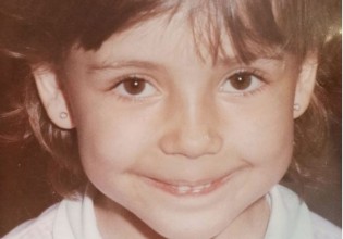 Αναγνωρίζετε το κοριτσάκι της φωτογραφίας που πρωτοστάτησε στο ελληνικό #metoo