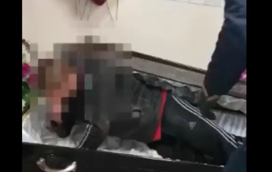 Ρωσία – Μεθυσμένος 19χρονος κοιμήθηκε σε φέρετρο – Τον ξύπνησαν απότομα οι αστυνομικοί