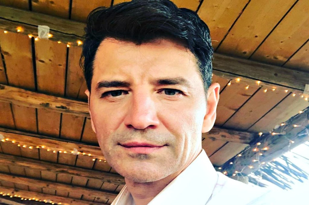 Ο Σάκης Ρουβάς δεν λέει να αποχαιρετήσει το καλοκαίρι με τίποτα