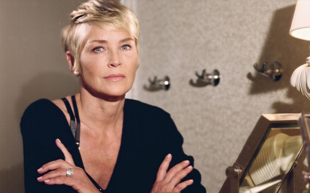 Καθηλωτική η Σάρον Στόουν με το ολόσωμο μαγιό της – Άχρονη και αριστοκρατική