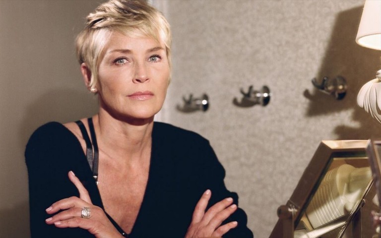 Καθηλωτική η Σάρον Στόουν με το ολόσωμο μαγιό της – Άχρονη και αριστοκρατική