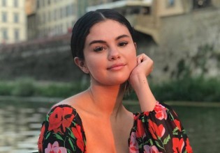 Μια γεύση Σελίνα Γκόμεζ, παρακαλώ, με σιρόπι σοκολάτας