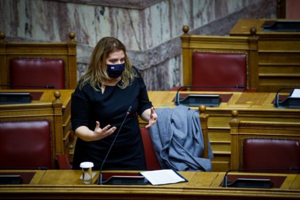 Συρεγγέλα σε Σπίρτζη – Δεν προσφέρονται για μικροπολιτικές αντιπαραθέσεις οι γυναικοκτονίες