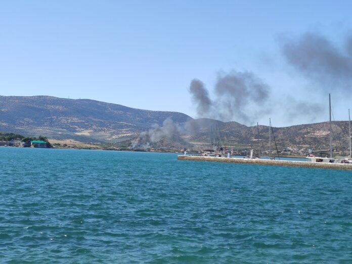Βόλος - Ξέσπασε φωτιά σε σκάφος στα Πευκάκια