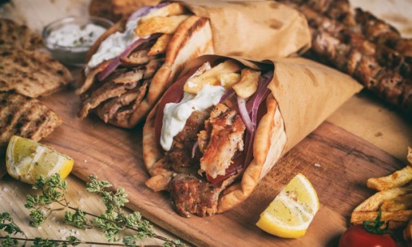 Σουβλάκι – Αυξάνεται η τιμή στο αγαπημένο φαγητό των Ελλήνων – Πόσο θα κοστίζει