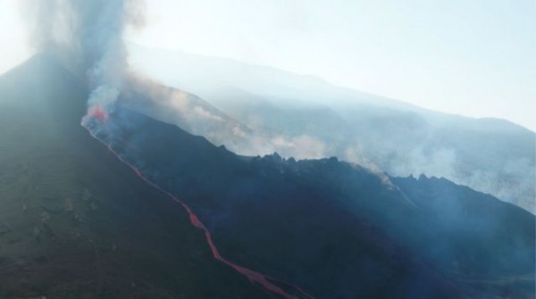 Λα Πάλμα – Άρχισε να εκλύει ξανά λάβα το ηφαίστειο Κούμπρε Βιέχα