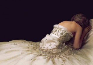 Spencer – Μυστικά πίσω από το φόρεμα της Κρίστεν Στιούαρτ στην αφίσα της ταινίας