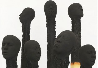 «Άνθρωποι-σπίρτα» για να φανεί η ανθρώπινη οδύνη