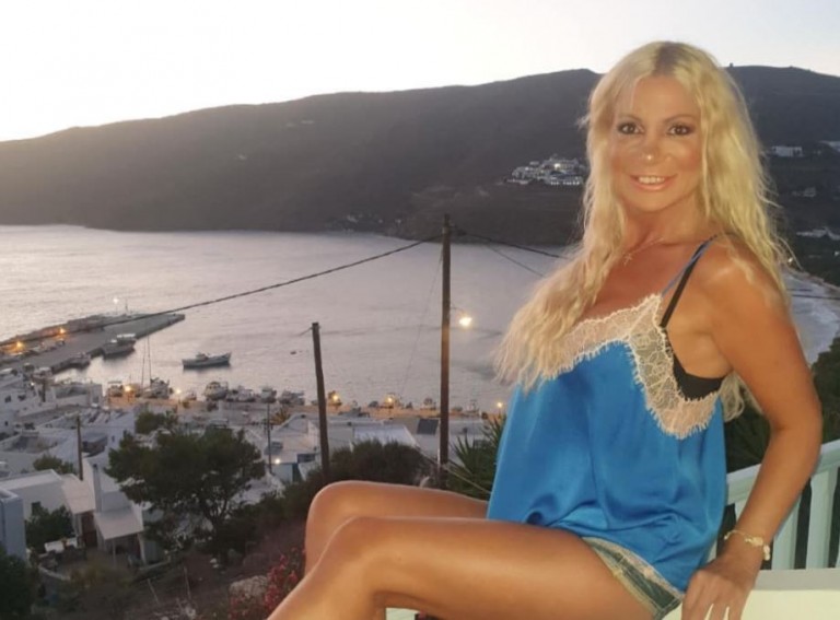 Στέλλα Μπεζαντάκου – Μικροσκοπικό μπικίνι που θα σας κάνει να παραμιλάτε