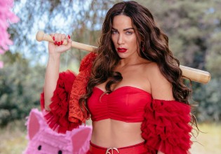 Εκτός διαγωνισμού J2US η Κατερίνα Στικούδη – Ή μηπως όχι;