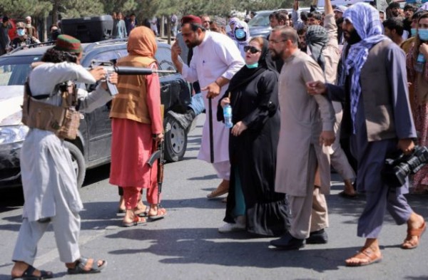 Αξιωματούχος των Ταλιμπάν – «Γυναίκα χωρίς χιτζάμπ είναι κομμένο πεπόνι»
