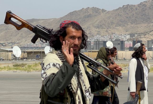 Αφγανιστάν – Πανηγύρια από τους Ταλιμπάν για τη νίκη τους – Κάνουν παρέλαση μέσα σε αμερικανικά στρατιωτικά οχήματα