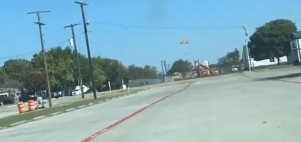 Τέξας – Βίντεο καταγράφει την πτώση πιλότου με αλεξίπτωτο σε συντριβή αεροσκάφους