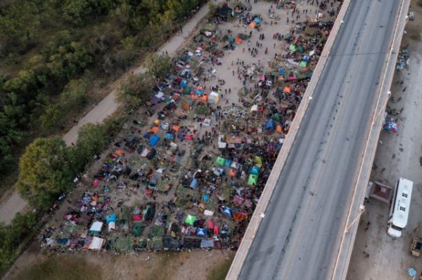 ΗΠΑ – Απομακρύνονται χιλιάδες μετανάστες από πόλη του Τέξας
