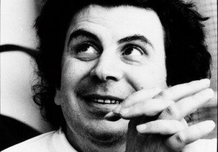 Γιώργος Λιάνης – Ο Μίκης Θεοδωράκης έζησε 100 ζωές σε μία – Πρώτα από όλα ήταν Έλληνας