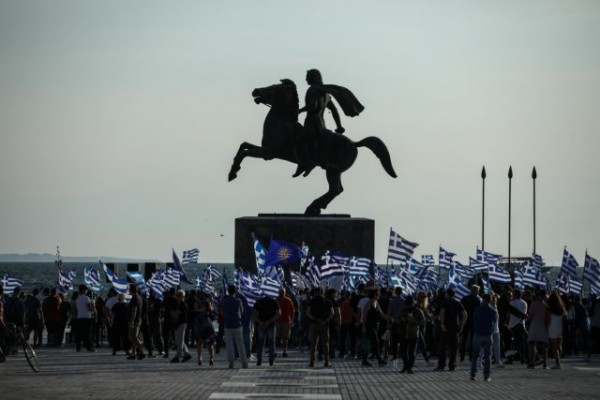 Ένταση στην πορεία κατά των εμβολιασμών στη Θεσσαλονίκη