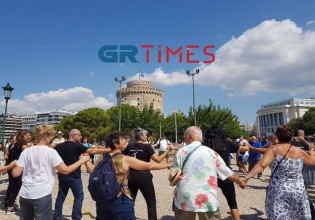 Θεσσαλονίκη – Χόρεψαν συρτάκι για να τιμήσουν τον Μίκη Θεοδωράκη