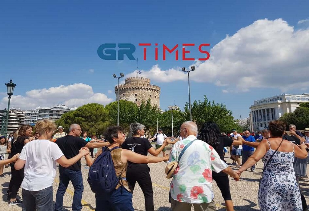 Θεσσαλονίκη - Χόρεψαν συρτάκι για να τιμήσουν τον Μίκη Θεοδωράκη