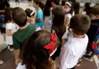 Κοροναϊός – Σε ανηλίκους καταγράφεται πλέον το ένα τρίτο των κρουσμάτων