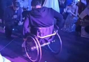 Γιώργος Τσαλίκης – Άτομο σε αμαξίδιο χορεύει ζεϊμπέκικο την ώρα που τραγουδά και ανατριχίαζει