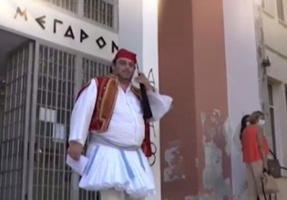 Κοροναϊός – «Γιατί να κοροϊδεύουν το παιδί μου;» λέει ο «τσολιάς» πατέρας και αρνητής