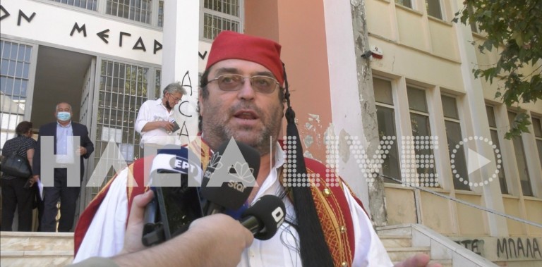 Πύργος – Την Τρίτη η δίκη για τον «τσολιά» γονέα αρνητή μετά τη μήνυση του διευθυντή