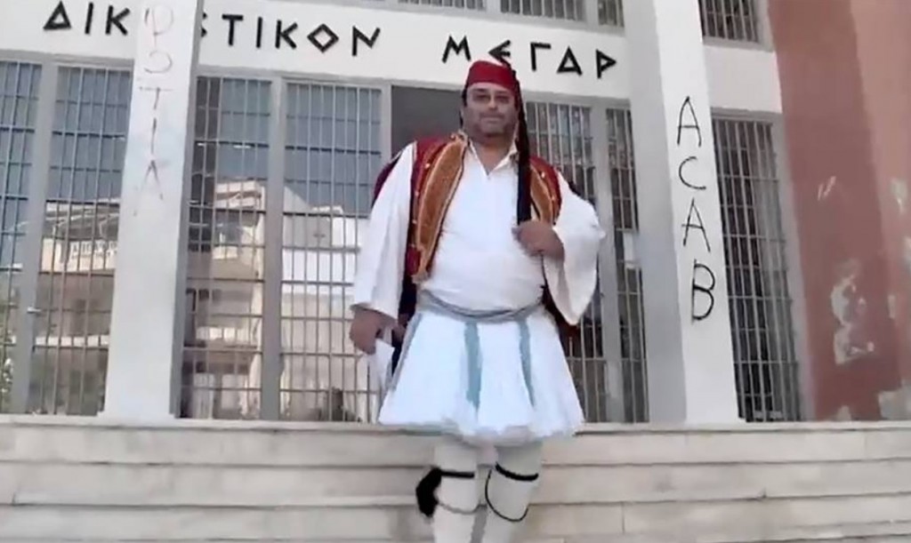Φοντανιέρες, τσολιάδες, εισαγγελείς και υπουργοί