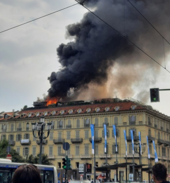 Ιταλία – Πυρκαγιά σε πολυκατοικία στο κέντρο του Τορίνο – Πέντε τραυματίες