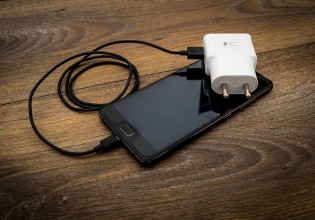 Κόντρα στην Apple, η ΕΕ πιέζει για κοινό φορτιστή σε όλες τις συσκευές