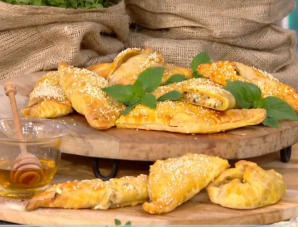 Η πιο νόστιμη και γρήγορη τυρόπιτα με φύλλο κουρού