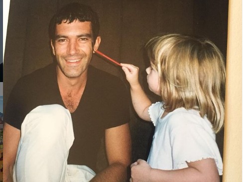 Στέλλα Μπαντέρας -Η 24χρονη έκλεψε τις εντυπώσεις στο κόκκινο χαλί πλάι στον πατέρα της Αντόνιο Μπαντέρας