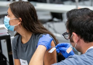 Εμβόλια – Διαφωνούν στις ΗΠΑ για τη χορήγηση τρίτης δόσης σε εργαζόμενους που κινδυνεύουν περισσότερο από τον κοροναϊό