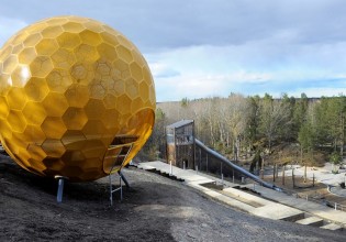 Πορτοκαλί τεράστιες σφαίρες στην υπηρεσία των… παιδιών