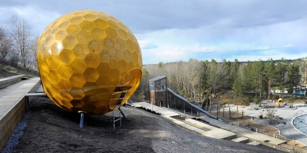 Πορτοκαλί τεράστιες σφαίρες στην υπηρεσία των… παιδιών