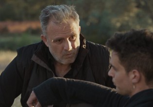 Η Γη της Ελιάς – Ο Στάθης πάει στο σπίτι της Ιουλίας