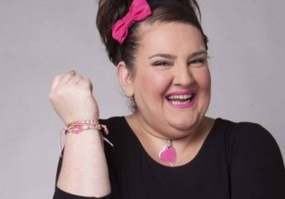 Η Σοφία Βογιατζάκη μεταμορφώνεται σε…Κλαίρη Γκαργκατζούδη και βλέπει Mega φανατικά